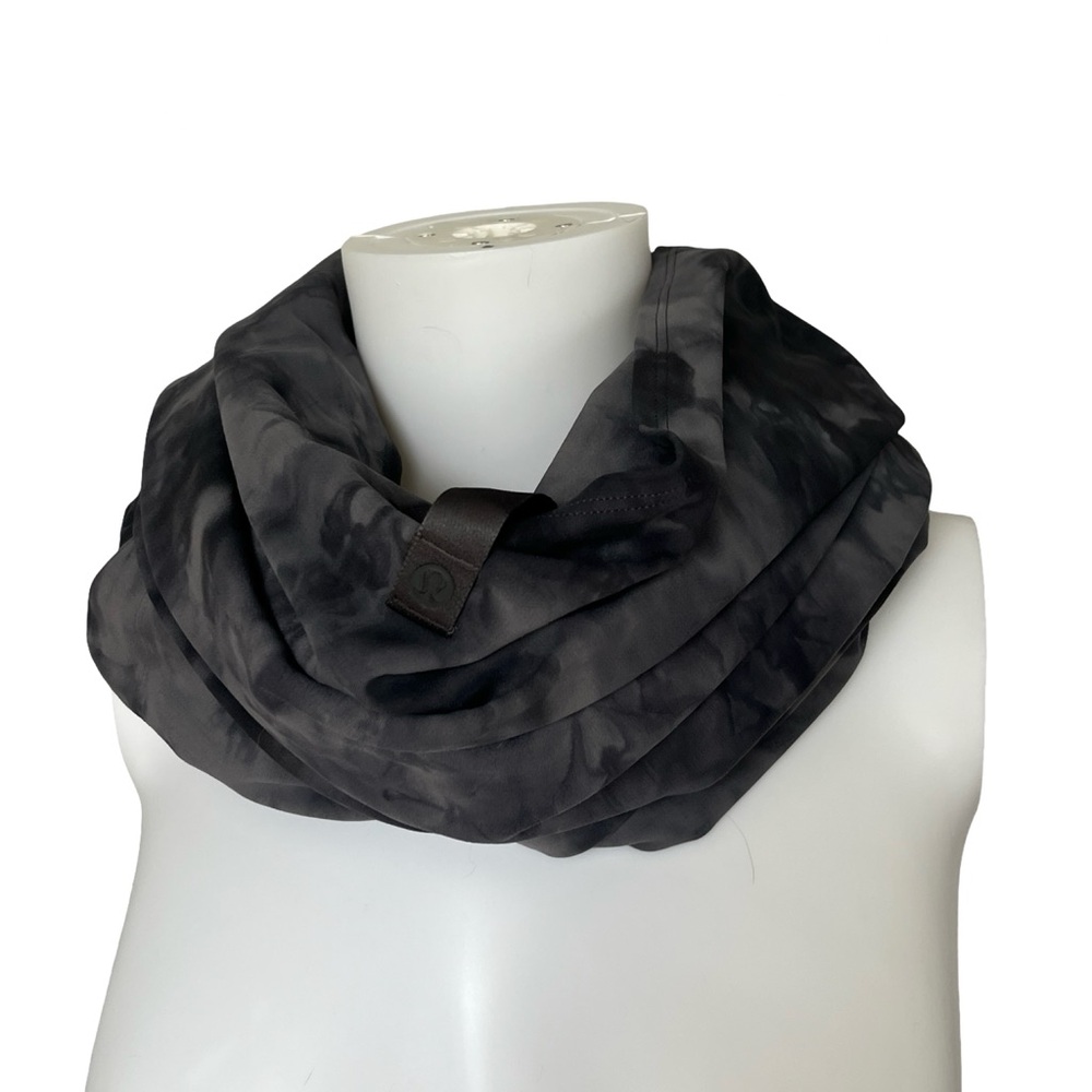 Lululemon Infinity Scarf Vinyasa Scarf Gray Smoke Snap Closure Stretch